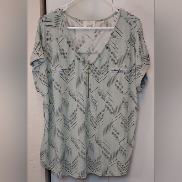 Flower & Feather Green Size 1X Top V-Neck Front Gold Zipper Blouse Short Sleeve - Picture 9 of 9